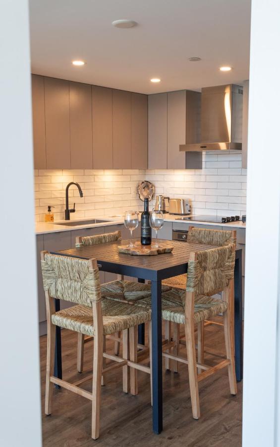 Awesome View 21 Two Bedroom One Bath Downtown Lake View Near Beach ケロウナ エクステリア 写真