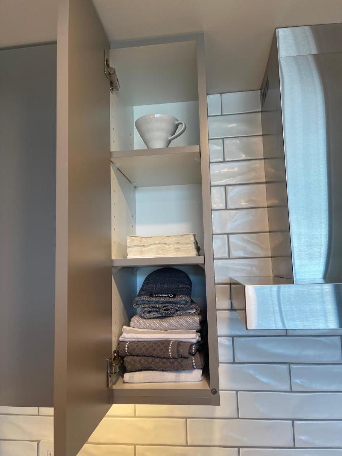 Awesome View 21 Two Bedroom One Bath Downtown Lake View Near Beach ケロウナ エクステリア 写真
