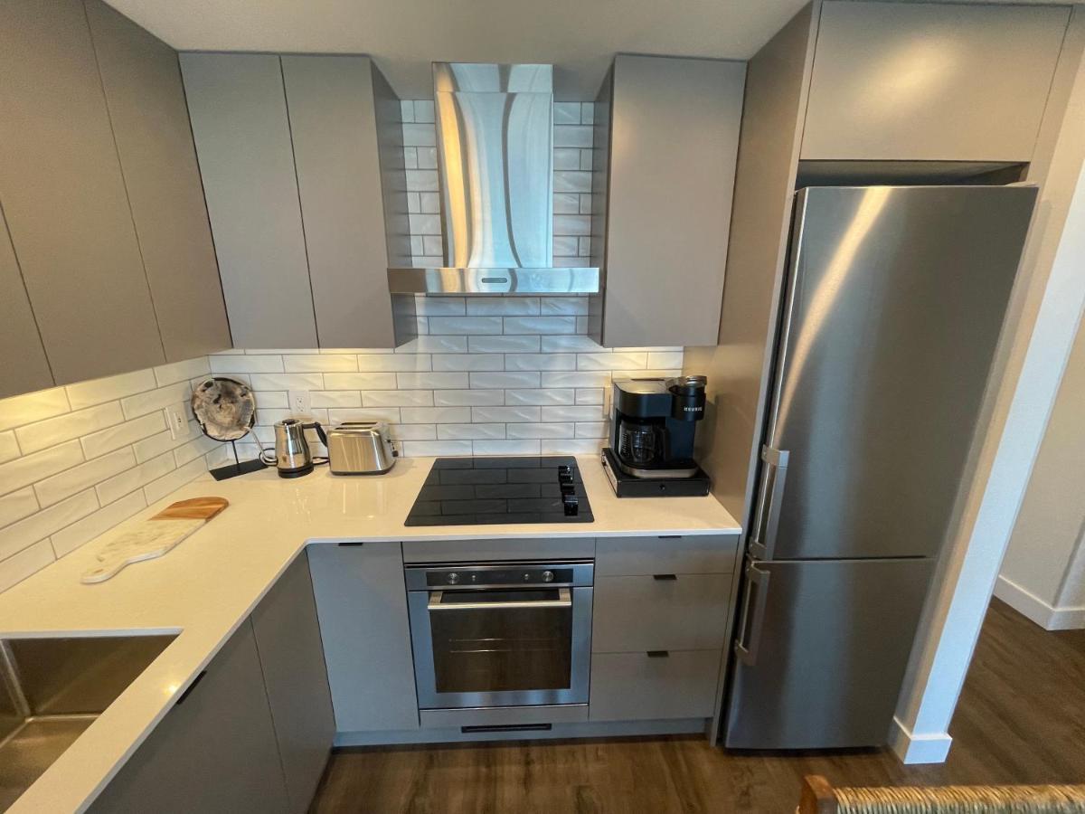 Awesome View 21 Two Bedroom One Bath Downtown Lake View Near Beach ケロウナ エクステリア 写真