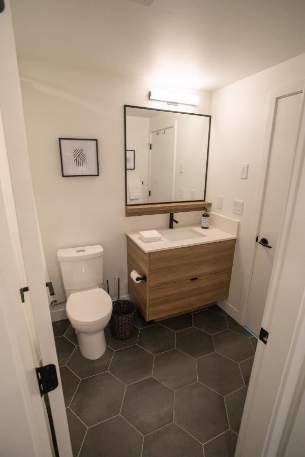 Awesome View 21 Two Bedroom One Bath Downtown Lake View Near Beach ケロウナ エクステリア 写真