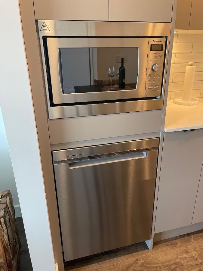 Awesome View 21 Two Bedroom One Bath Downtown Lake View Near Beach ケロウナ エクステリア 写真