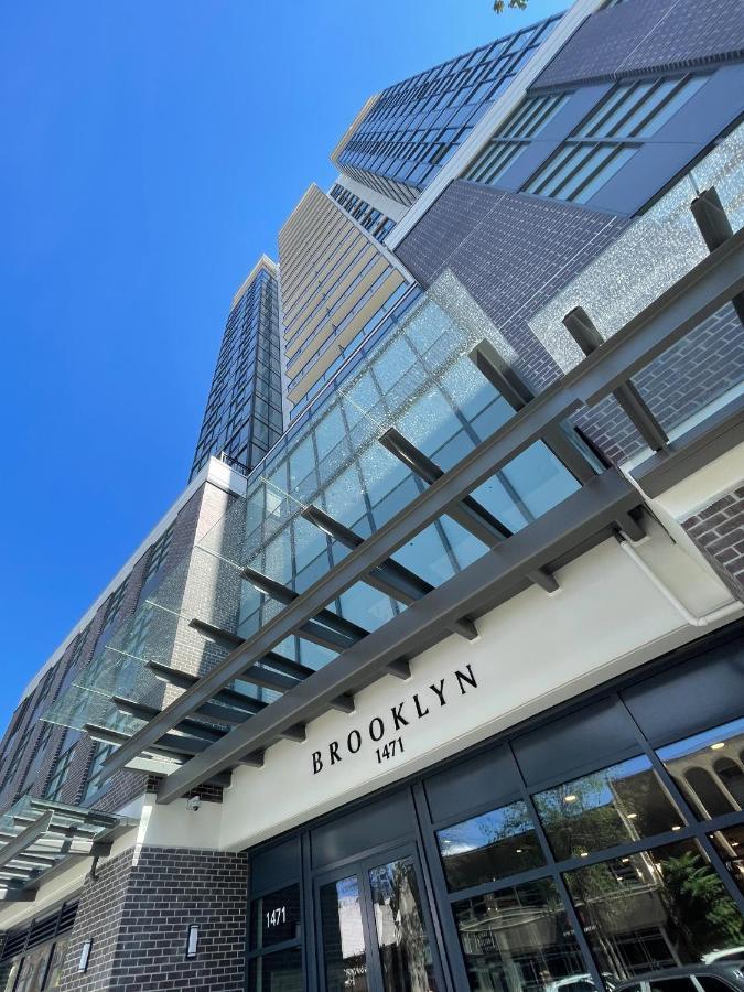 Awesome View 21 Two Bedroom One Bath Downtown Lake View Near Beach ケロウナ エクステリア 写真